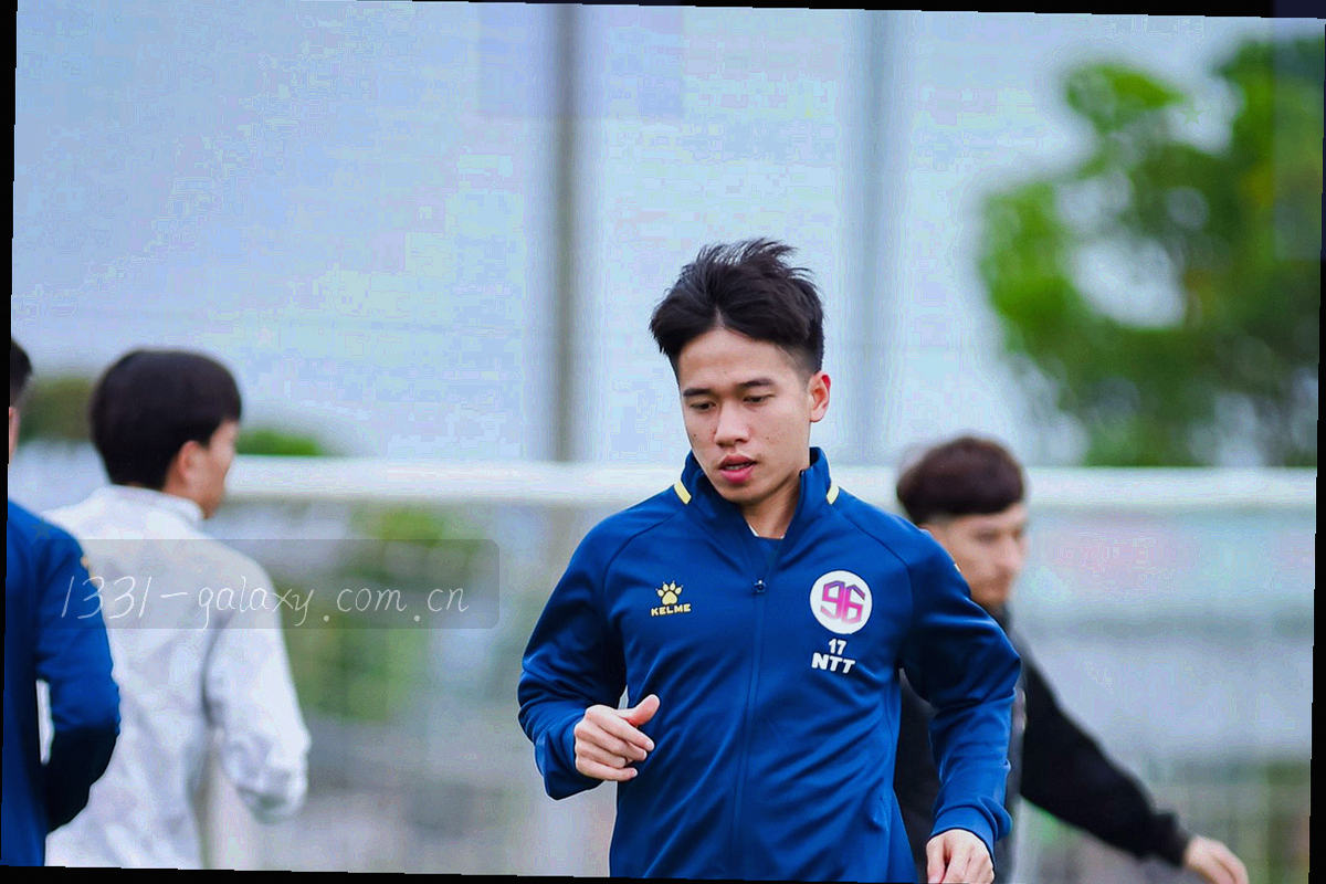 三条独立线束汇入同一条主轴的抽象图形，青色与琥珀色区分线束